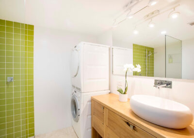 bathroom-Sandrift-apartments-luxury-unit-211-nobbys-beach